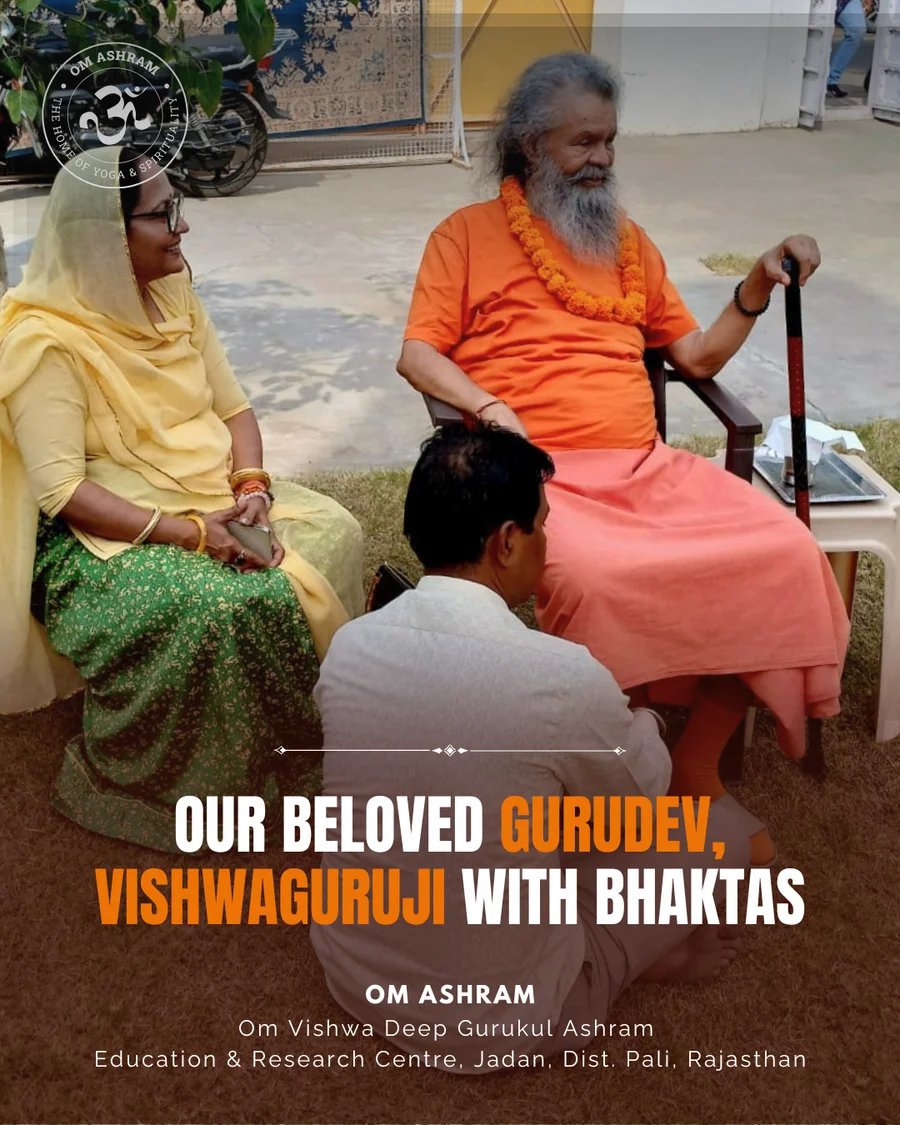 His Holiness Vishwaguru Paramhans Shree Swami Maheshwaranand Puri Ji smiling warmly and blessing Indian devotees and bhaktas.